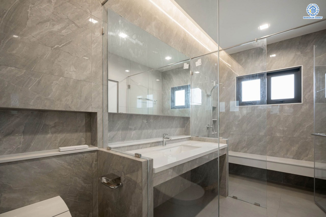 บ้านมือสองตกแต่งใหม่ โครงการ กฤษดานคร20 ปิ่นเกล้า-บรมราชชนนี บ้านหลังมุม ติดทะเลสาบ บนเนื้อที่กว้างมากถึง 238 ตร.ว. ตกแต่งด้วยวัสดุเกรดพรีเมี่ยม ฟังก์ชัน 5 ห้องนอน 6 ห้องน้ำ 1 ห้องอเนกประสงค์ 4 ที่จอดรถ พร้อมทั้งเปลี่ยนระบบไฟฟ้า สุขาภิบาล ทำเลศักยภาพ ติดถนนบรมราชชนนี ใกล้มหาวิทยาลัยมหิดล และเพียง 10 นาทีถึงเซ็นทรัล ปิ่นเกล้า